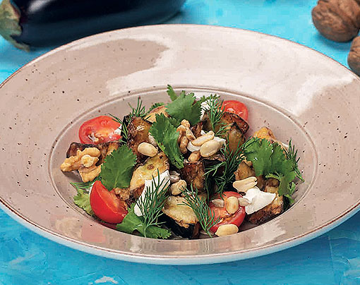 Салат из хрустящих баклажан с орехами и семенами подсолнуха